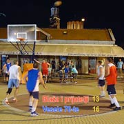 TS VI Street basketball: VETERANI FINALE: Blaža i prijatelji-Vesele 70-te 13:16; Pomalo usporena, ali maštovita igra najstarijih trsteničkih basketaša; Trstenik, jul 2016. god.