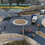 KRUŽNI TOK-radovi u toku, III deo: urađen završni sloj asfalt-beton na kružnom toku, postavljeni stubovi sa led rasvetom; Trstenik, 13. decembar 2017. god.